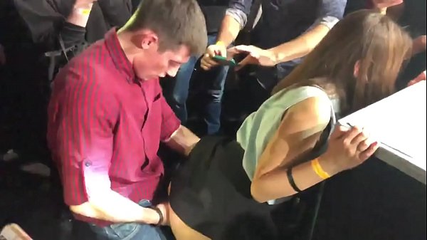 Seks i vërtetë në një klub nate rus. Një vajzë 18-vjeçare ruse në anus dhe vaginë është qitur në një klub nate